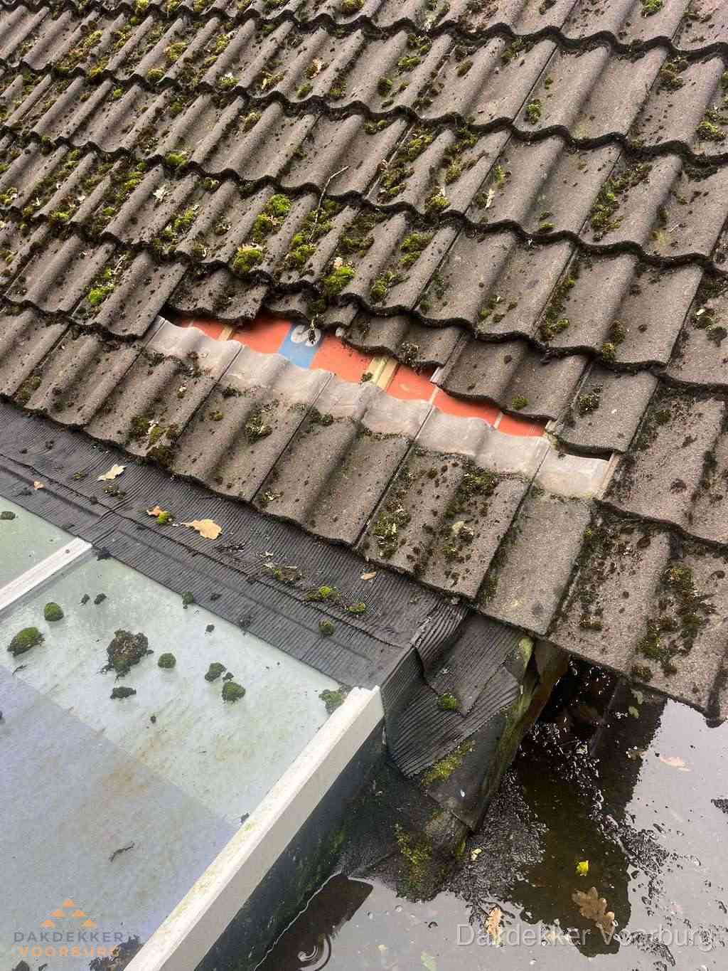 Beschadigd pannendak met ontbrekende dakpannen voor reparatie in Voorburg