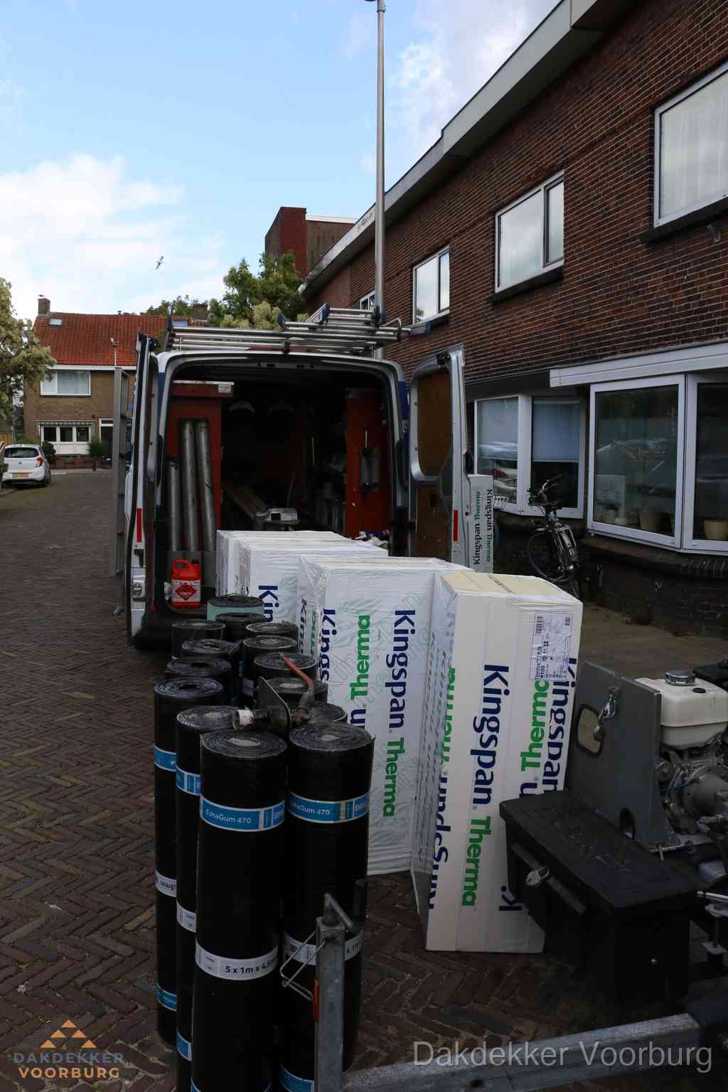 Plat dak met bitumen dakbedekking en brander in Voorburg