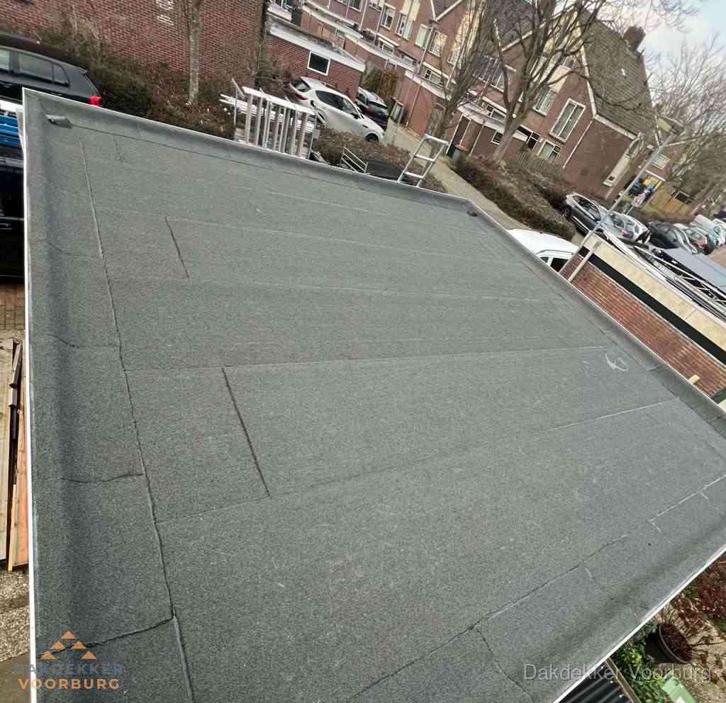Nieuwe bitumen dakbedekking op plat dak van garage in Voorburg