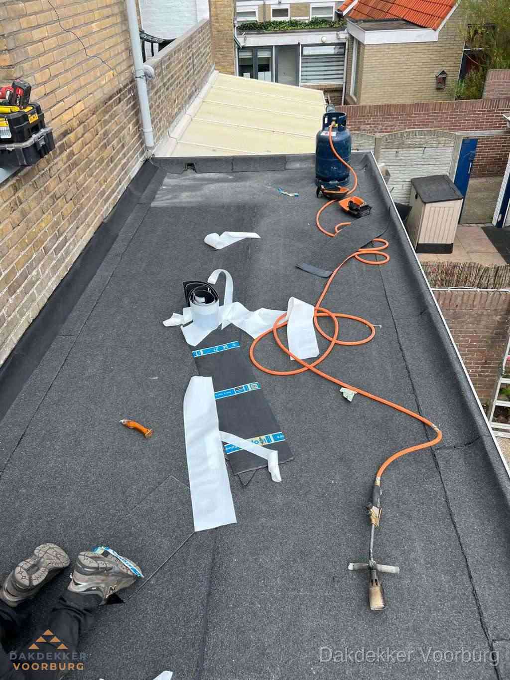 Dakdekker brengt EPDM dakbedekking aan op plat dak in Voorburg