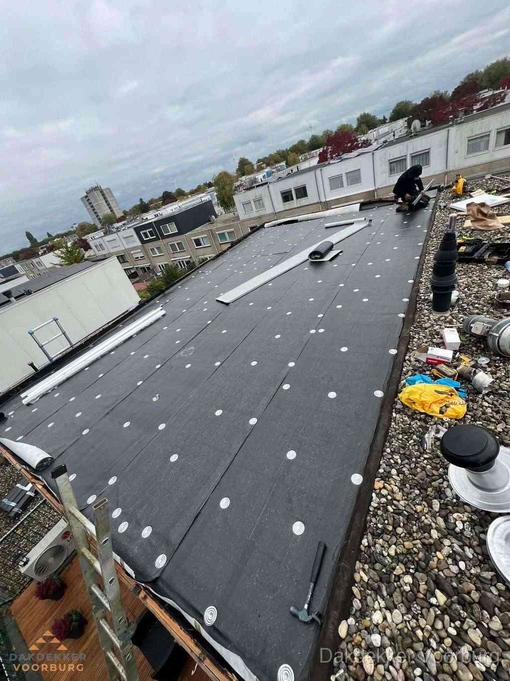 Dakleer vervangen op groot plat dak door dakdekker in Voorburg
