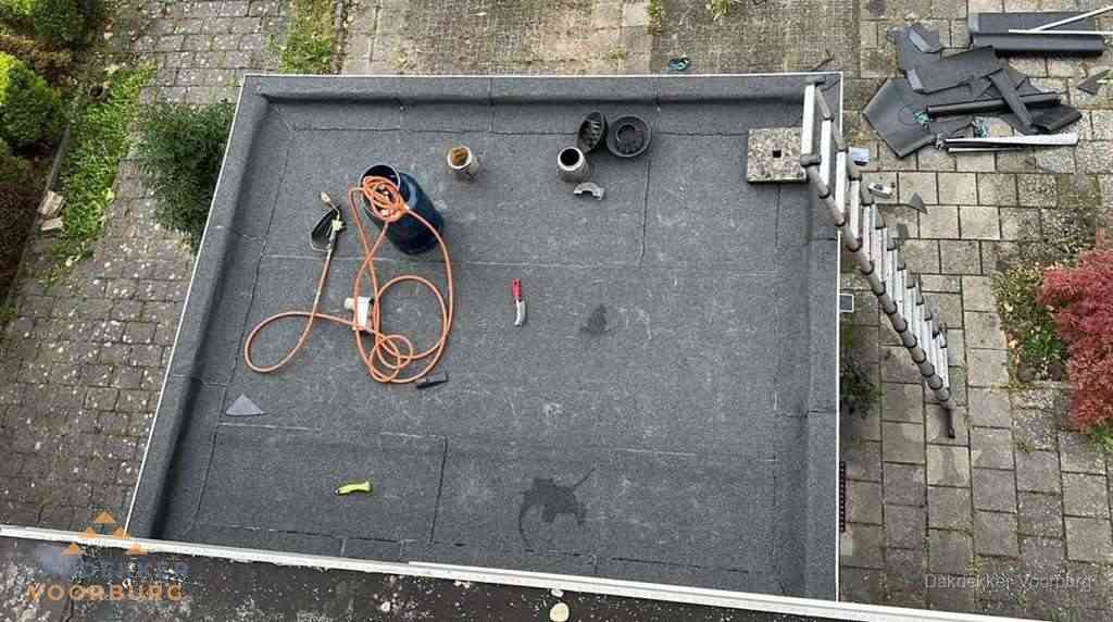 Plat dak met nieuwe bitumen bedekking in Voorburg