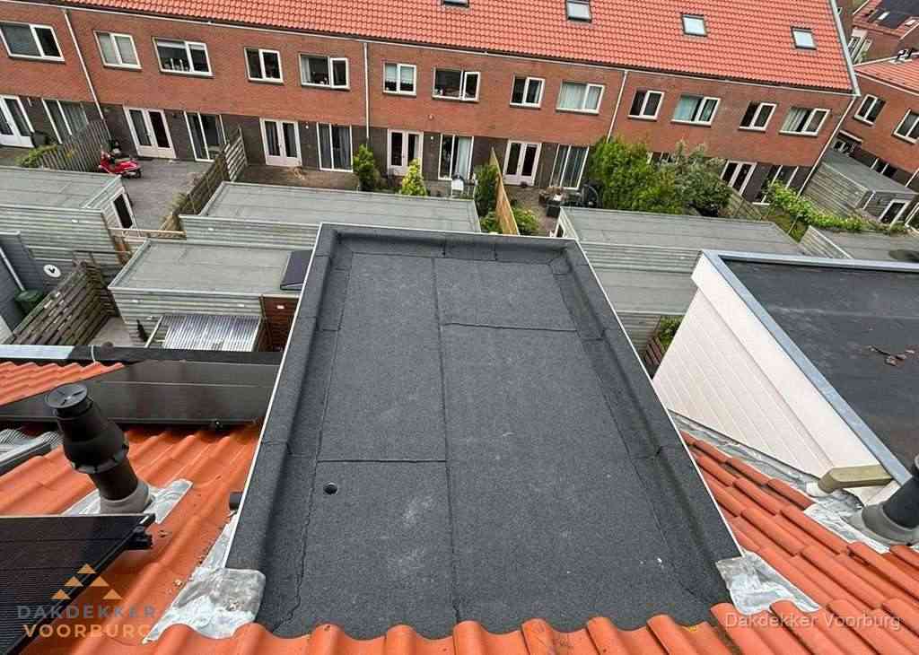 Plat dak met bitumen bedekking naast dakkapel in Voorburg