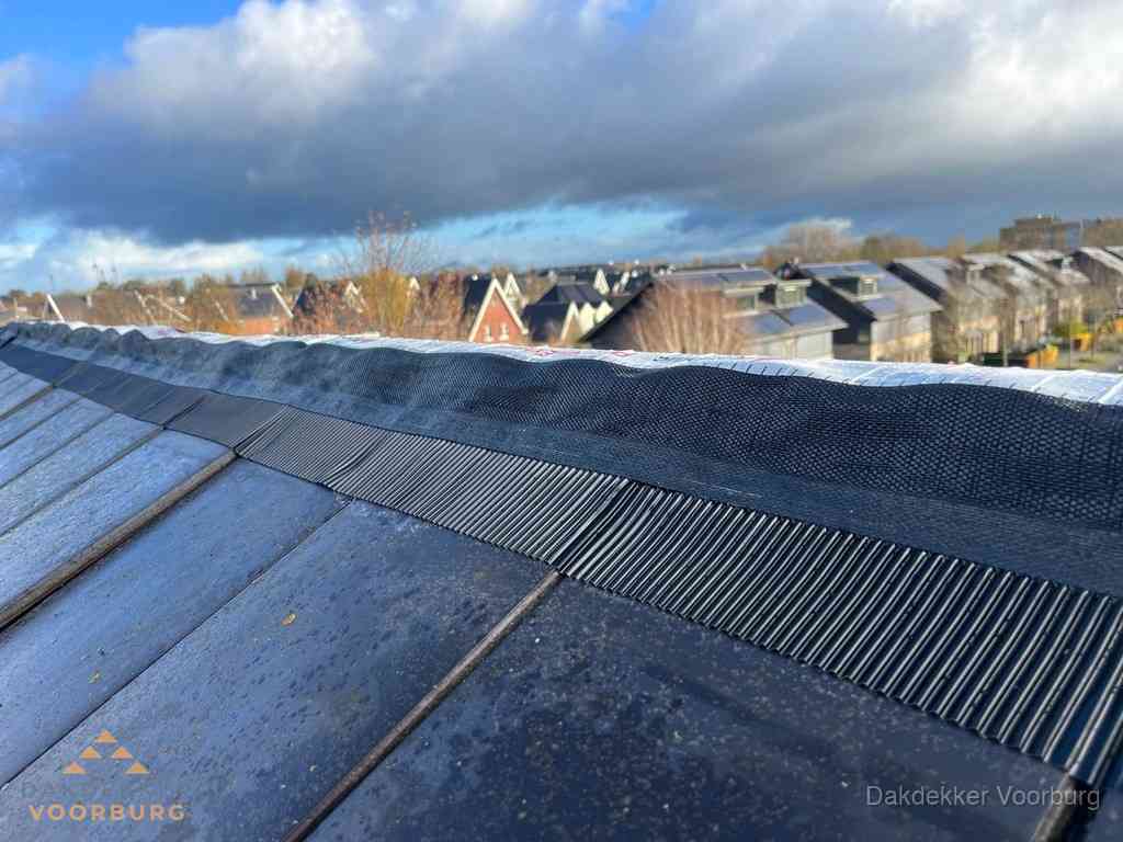 Dakisolatie bij de nok met ventilatieprofiel op schuin dak in Voorburg