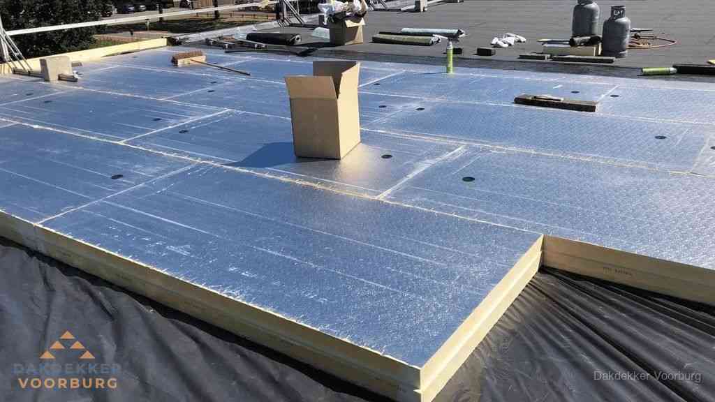 PIR isolatieplaten worden gelegd op plat dak voor dakisolatie in Voorburg