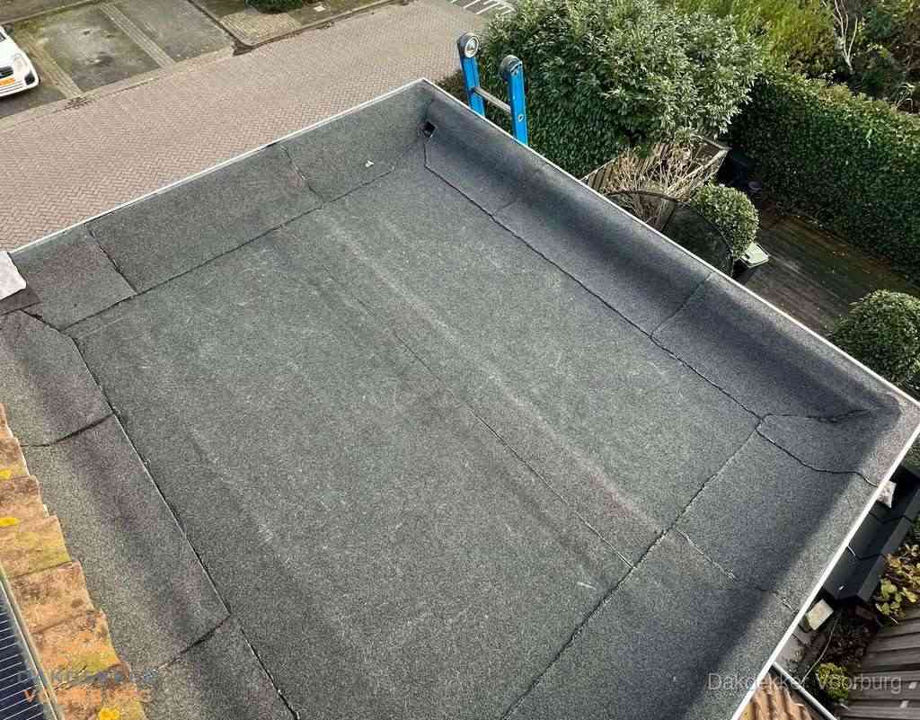 Gerenoveerd plat dak met nieuwe bitumen dakbedekking in Voorburg