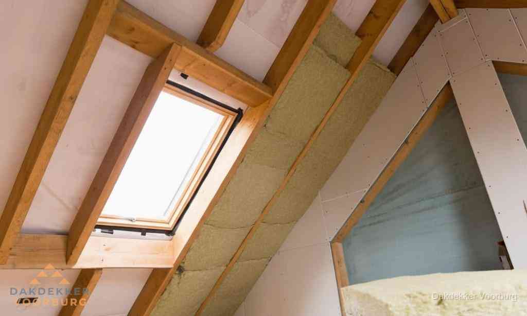 Plat dak vervangen met nieuwe OSB-ondergrond en bitumenrol in Voorburg