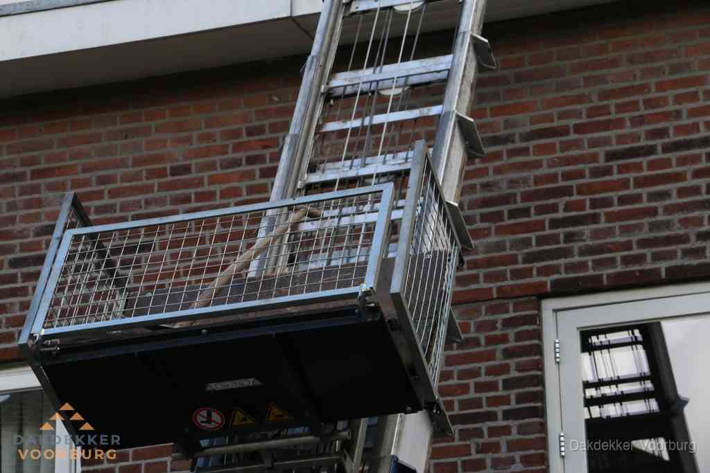 Ladderlift met dakpannen voor dakpan reparatie in Voorburg