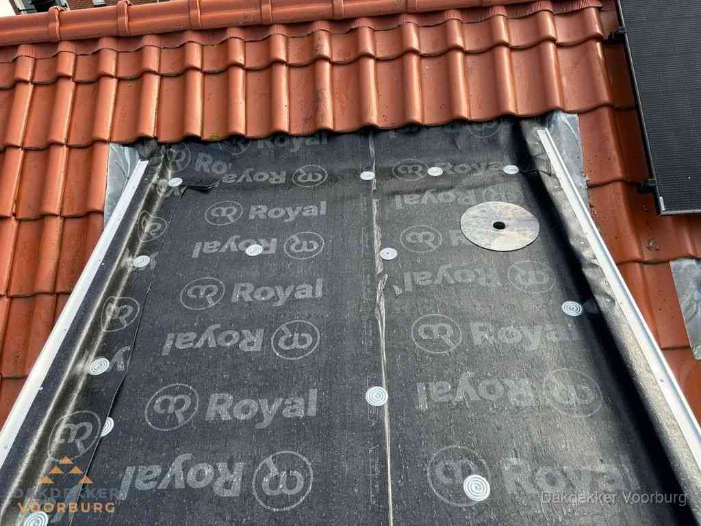 Nieuw dak met dakpannen en Royal onderlaag bij woning in Voorburg