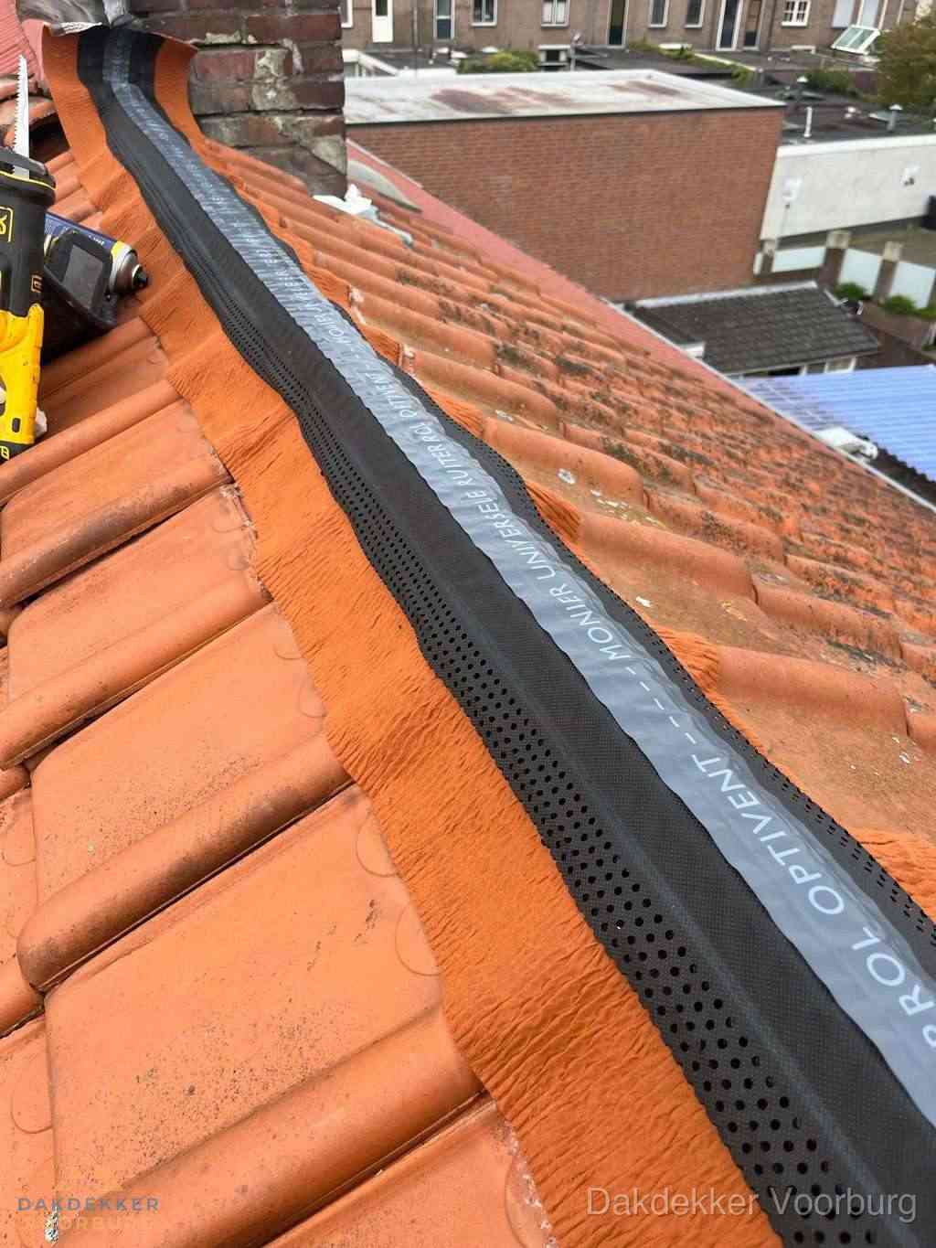 Plat dak aanbouw met bitumen naast schuin pannendak in Voorburg