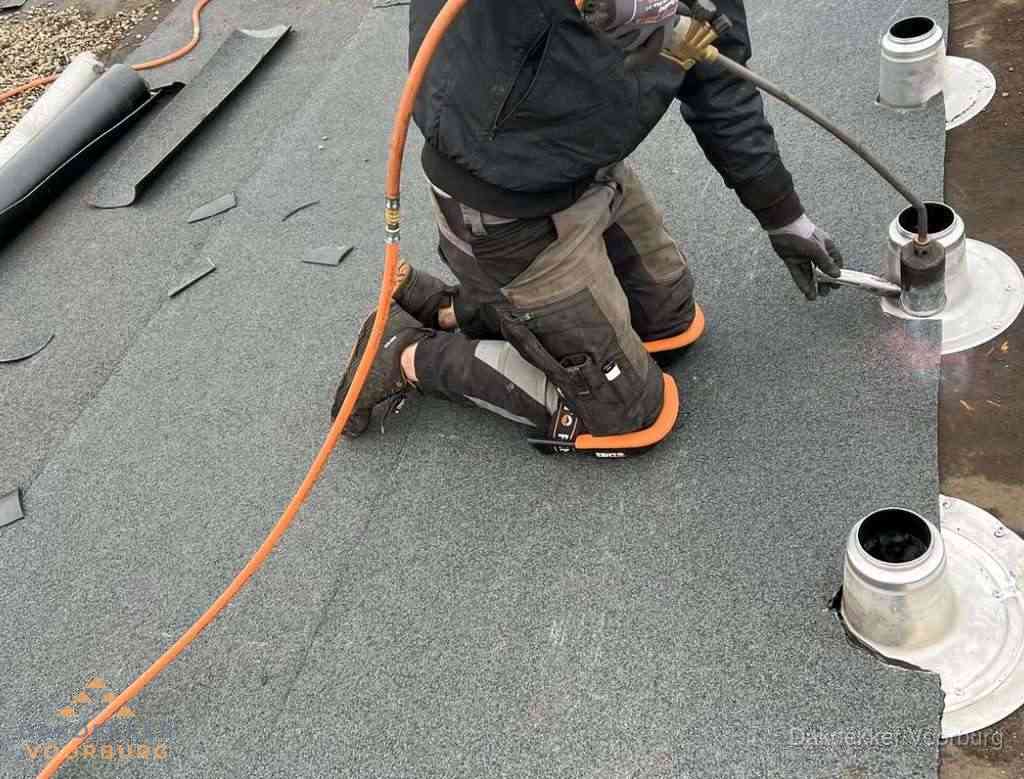 Gereedschap op nieuw plat dak na renovatie in Voorburg