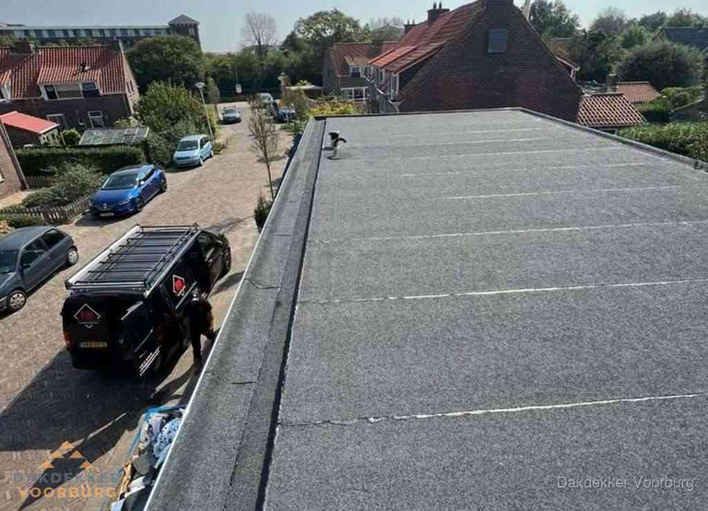 Nieuw bitumen plat dak met uitzicht over landschap in Voorburg