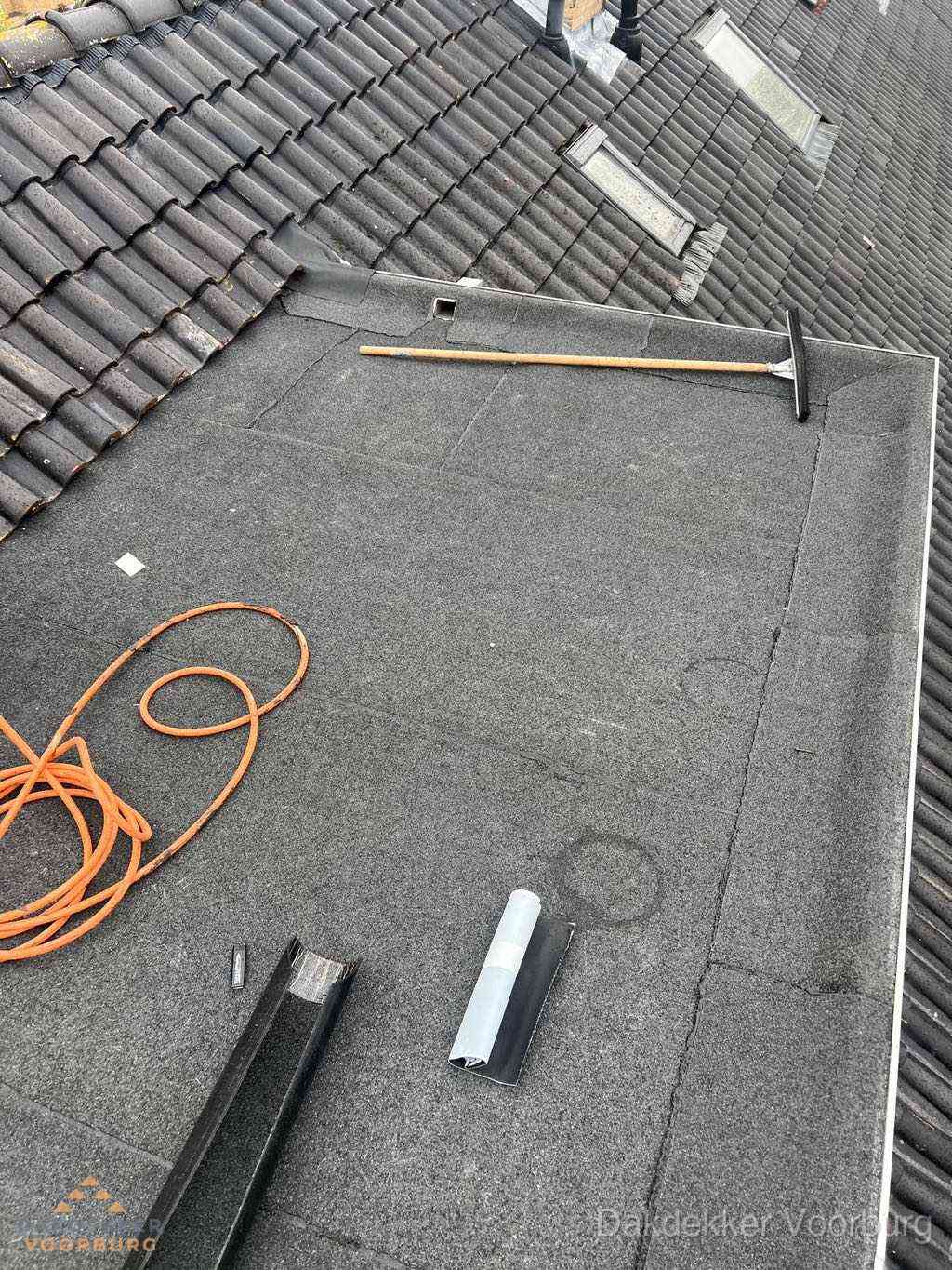 Overzicht plat dak met dakgoot in woonwijk Voorburg