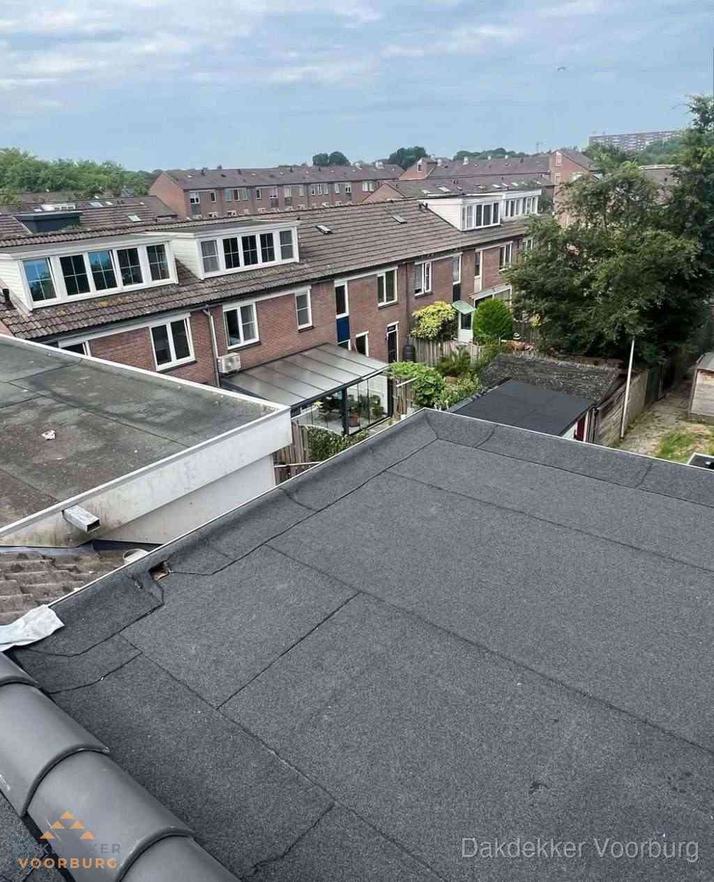 Vernieuwd plat dak met bitumen in woonwijk in Voorburg
